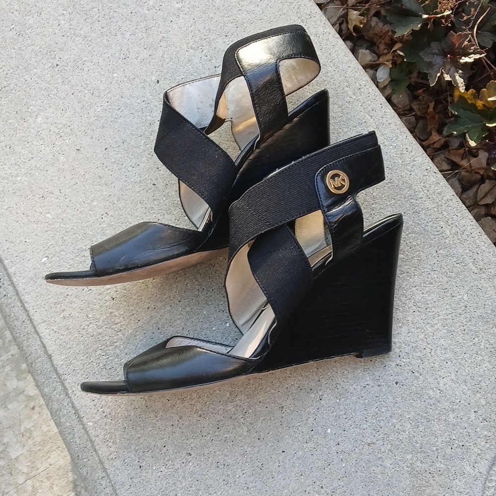 Michael Kors Wedge Strappy  Heels Shoes size 7.5   Black Wedge Sandals